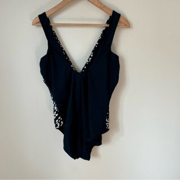 Miraclesuit Diamond Twist Front Slimming One Piece Swimsuit Black and White - Picture 3 of 6